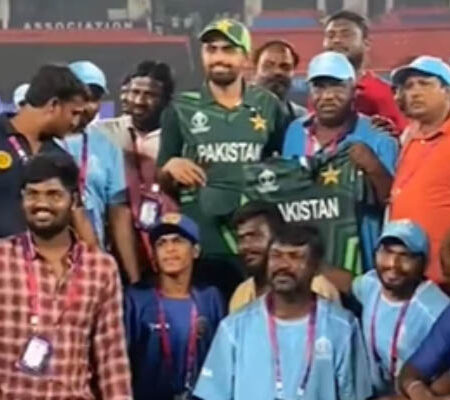 WATCH | Hyderabad Ground Staff Receives a Token of Gratitude from Pakistan Skipper Babar Azam and Team